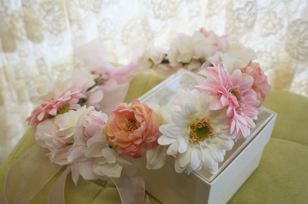 ホワイト〜サーモンピンク〜ピンク　ガーベラの花冠