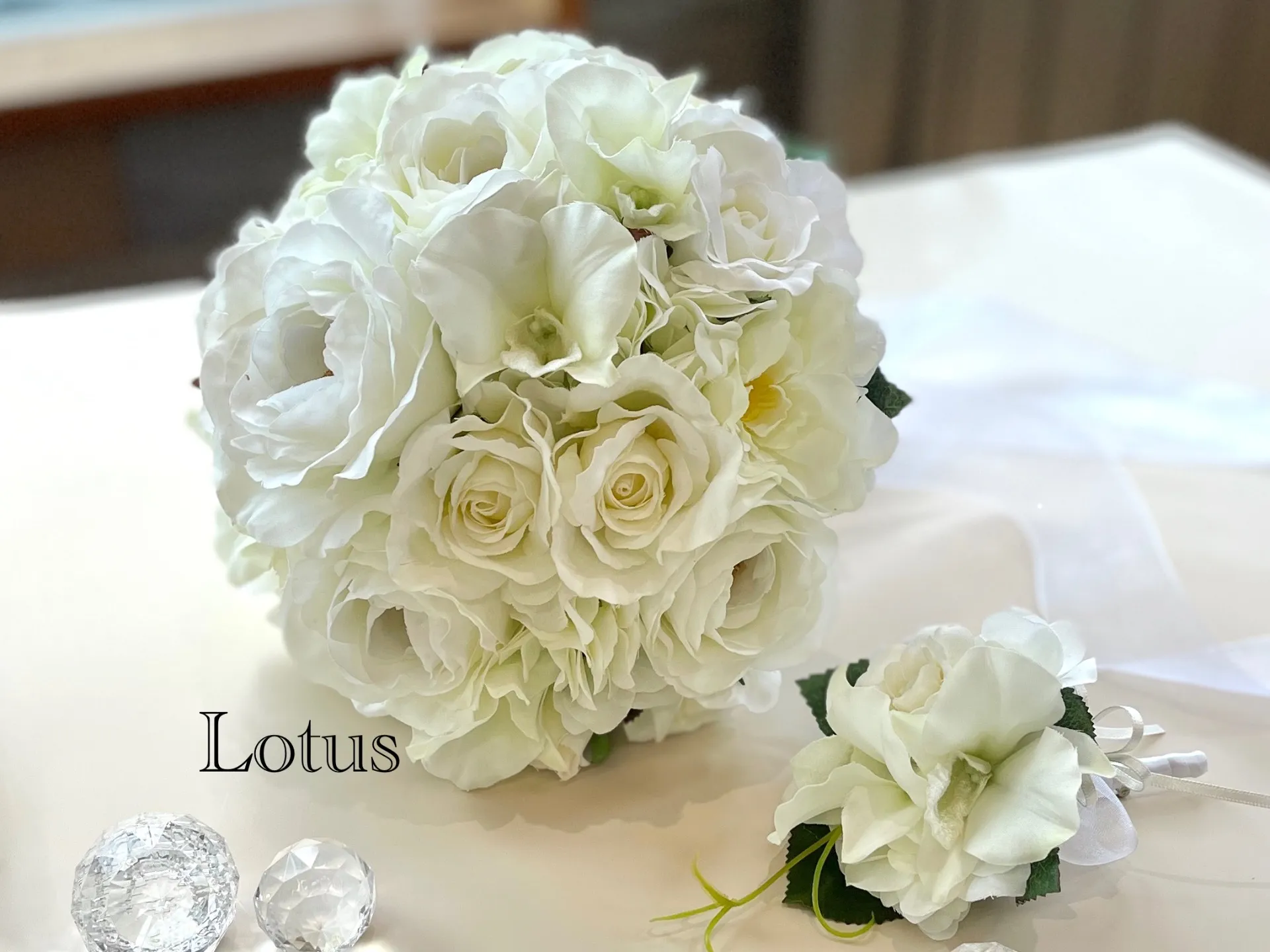 ホワイトローズとデンファレのラウンドブーケ