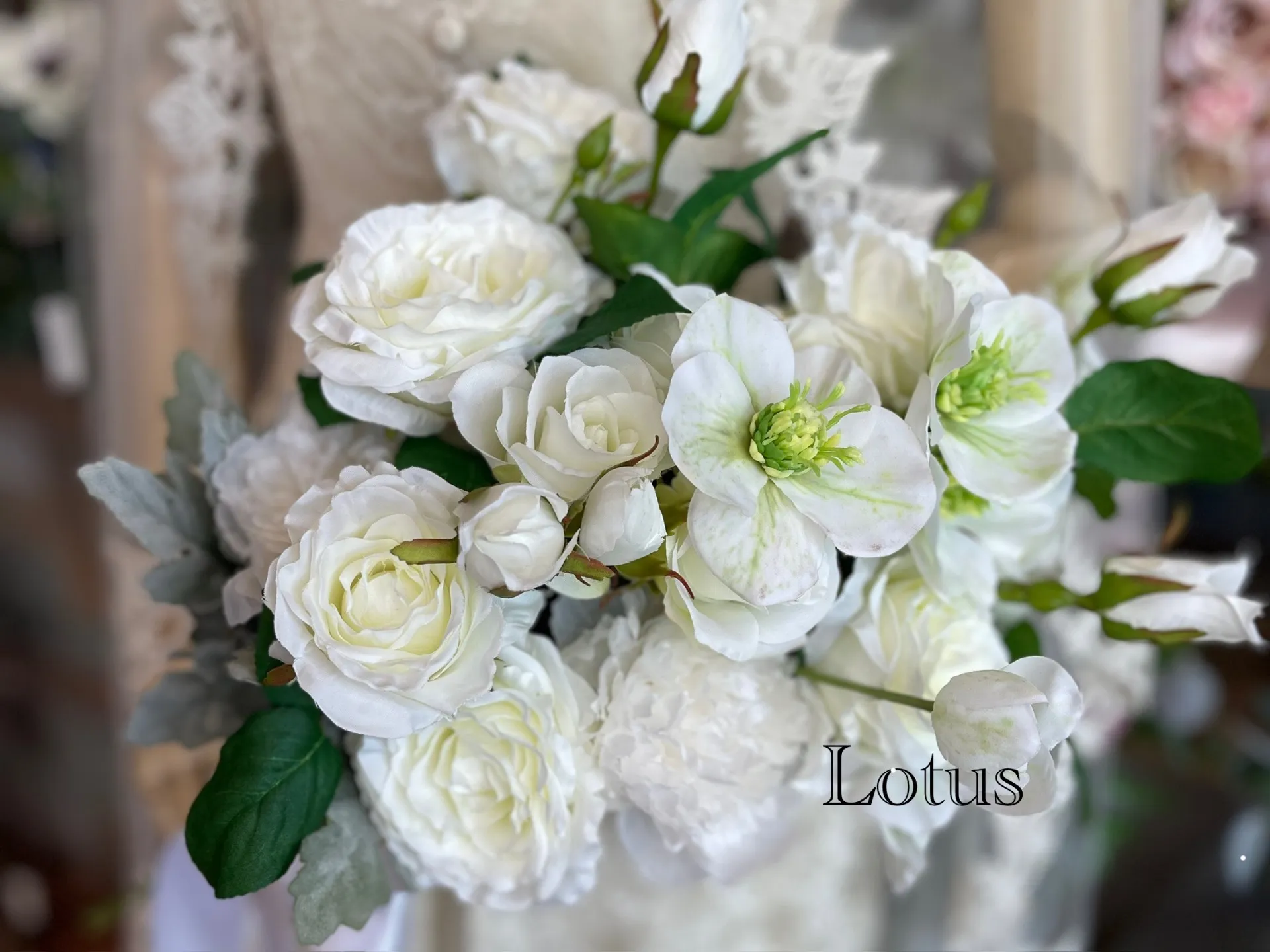 クリスマスローズとバラのクラッチブーケ