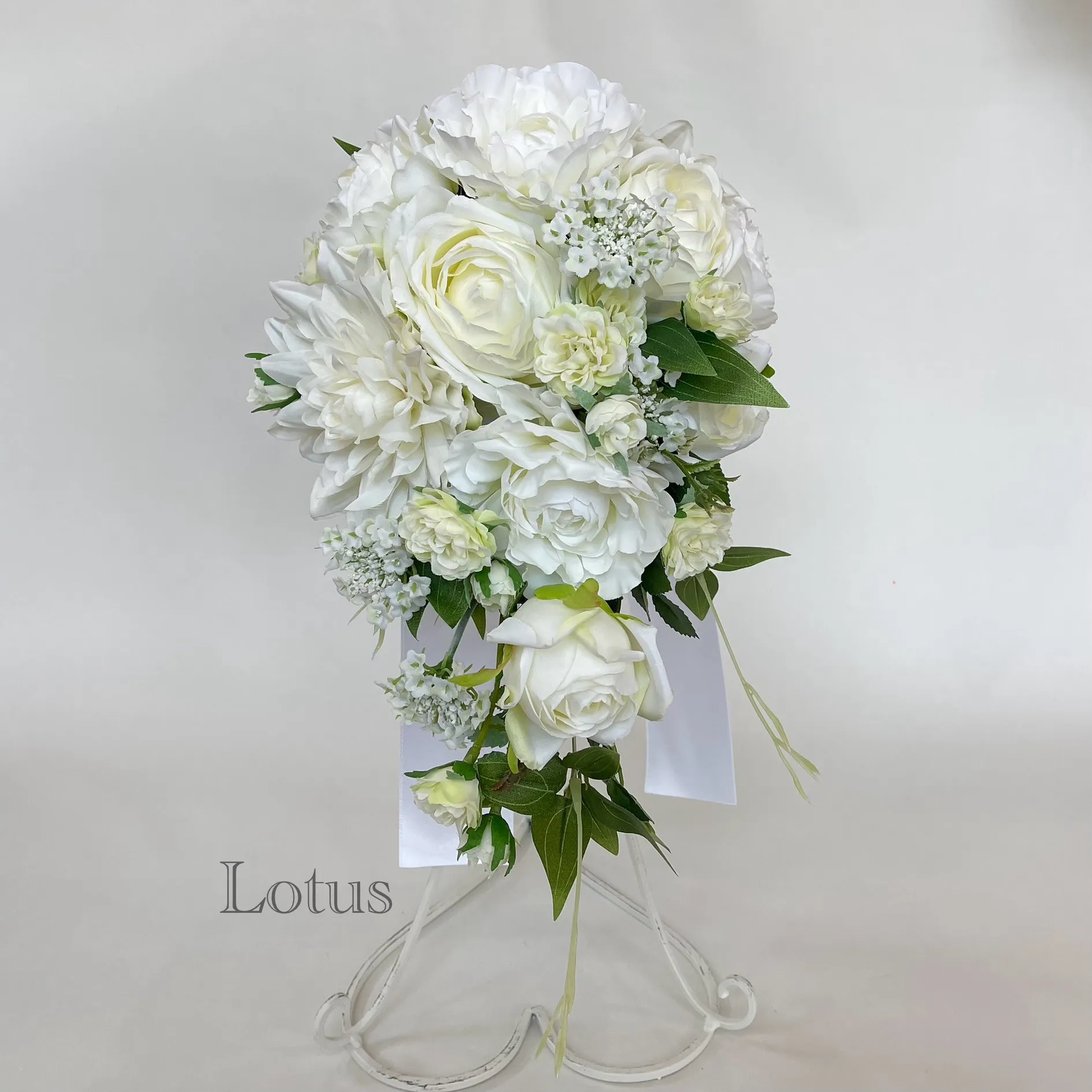 ローズとダリアのショート キャスケードブーケ