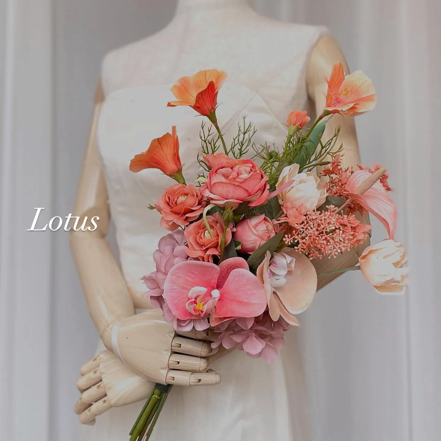 テラコッタオレンジのクラッチブーケ