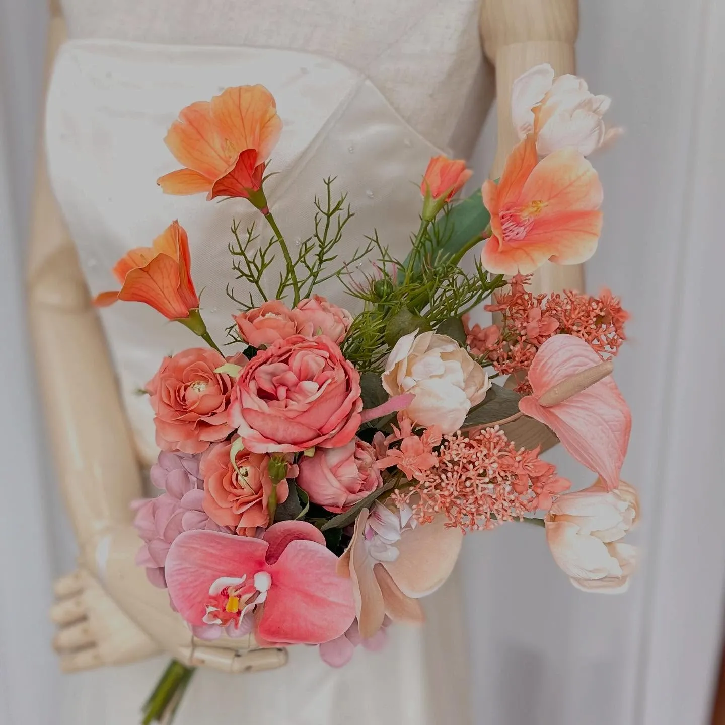 テラコッタオレンジのクラッチブーケ