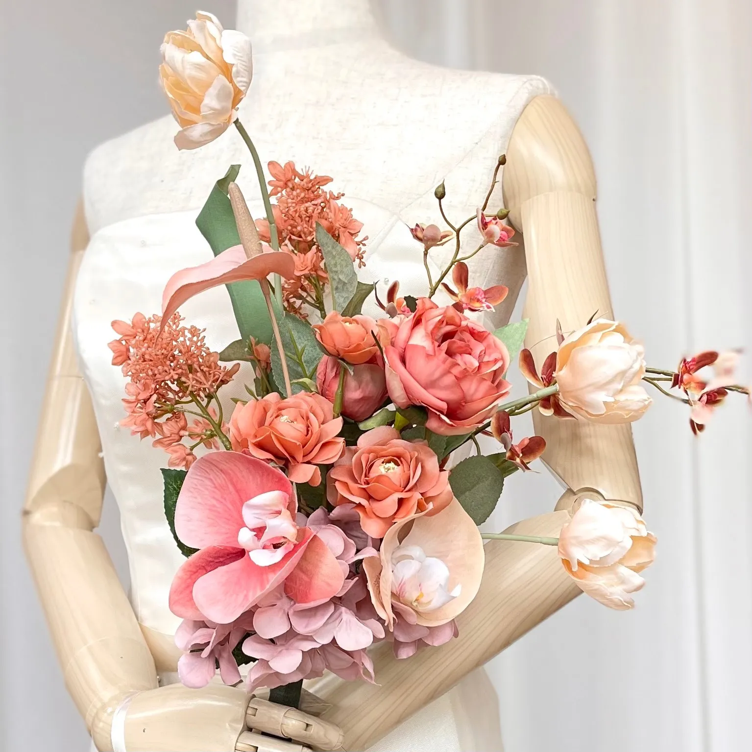 テラコッタベージュのクラッチブーケ