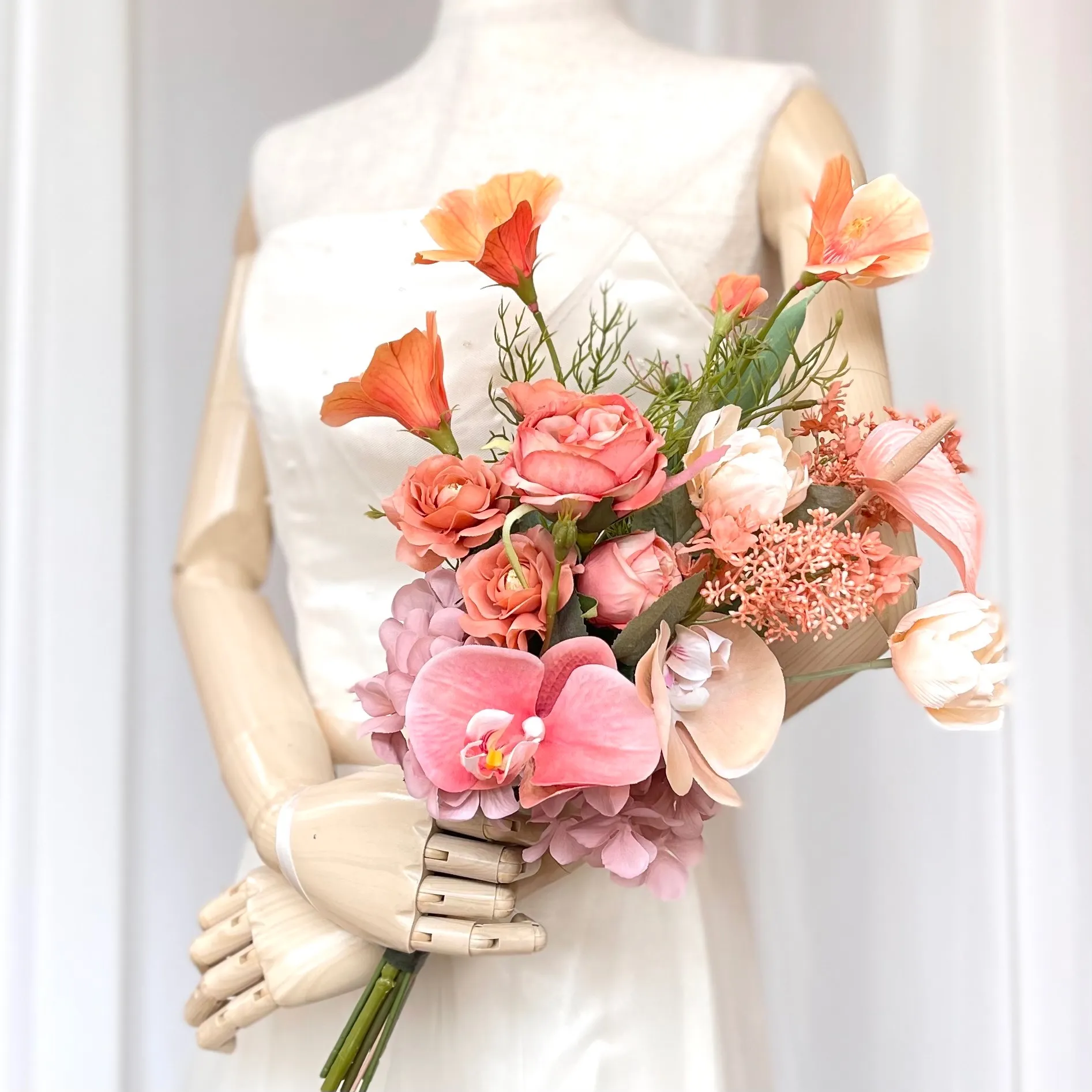 バラとラナンキュラスのテラコッタブーケ