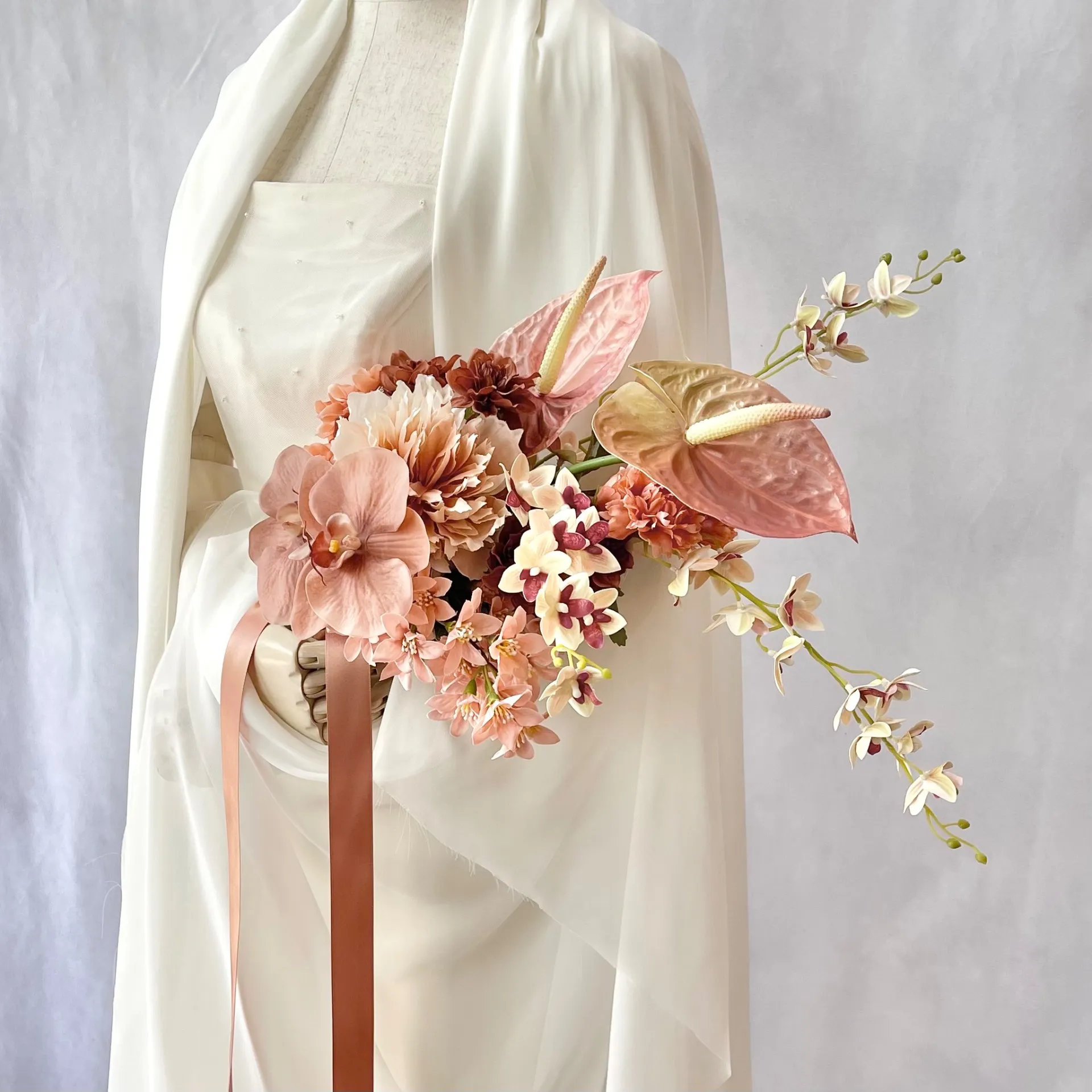 ブラウン系の胡蝶蘭とアンスリウム　クラッチブーケ