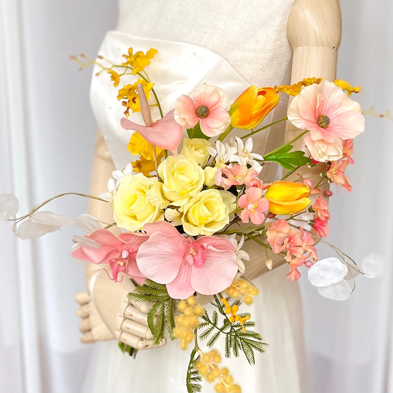 バラと胡蝶蘭とラナンキュラスのクラッチブーケ