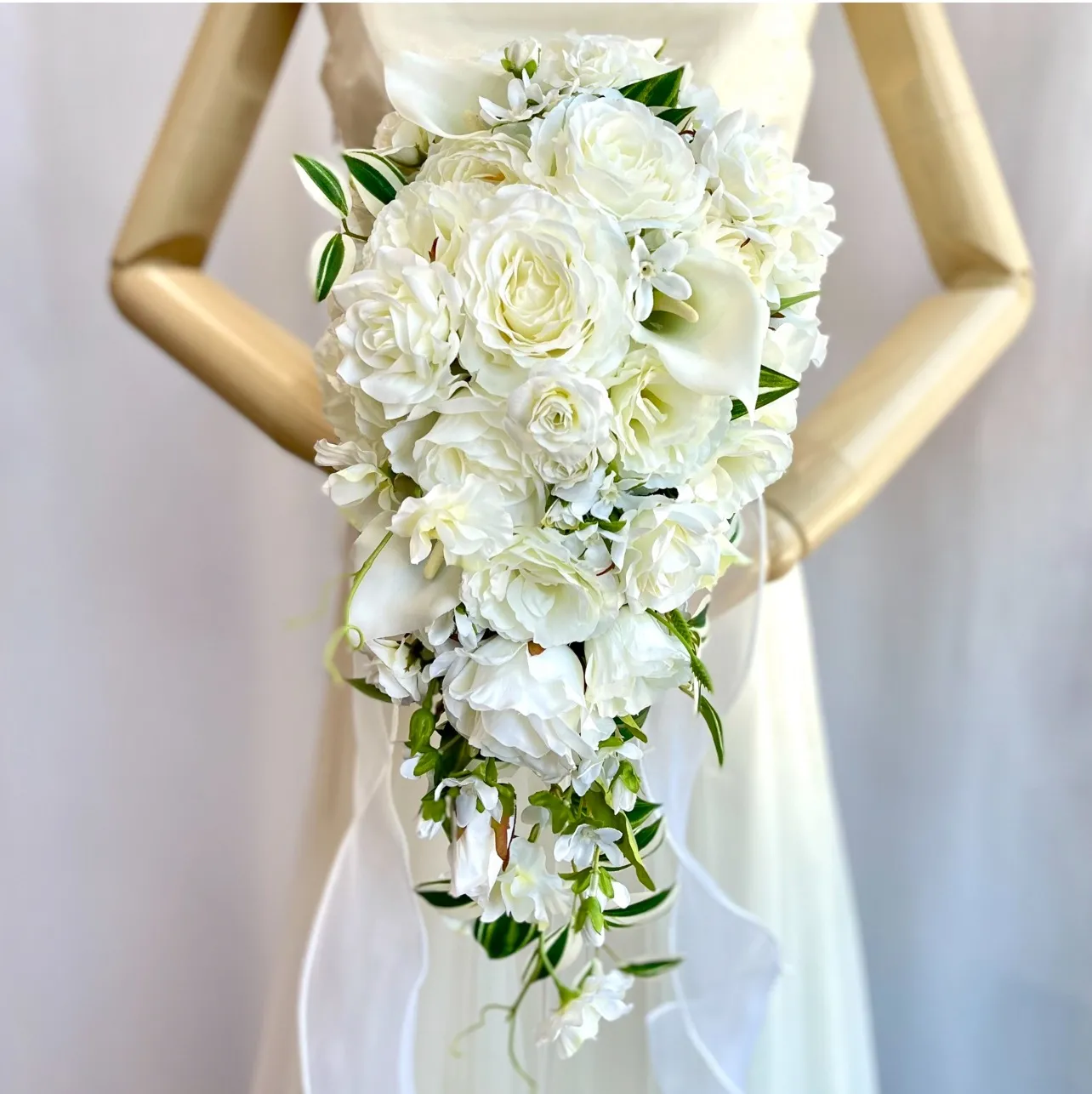 ホワイトローズとホワイトスターのキャスケードブーケ