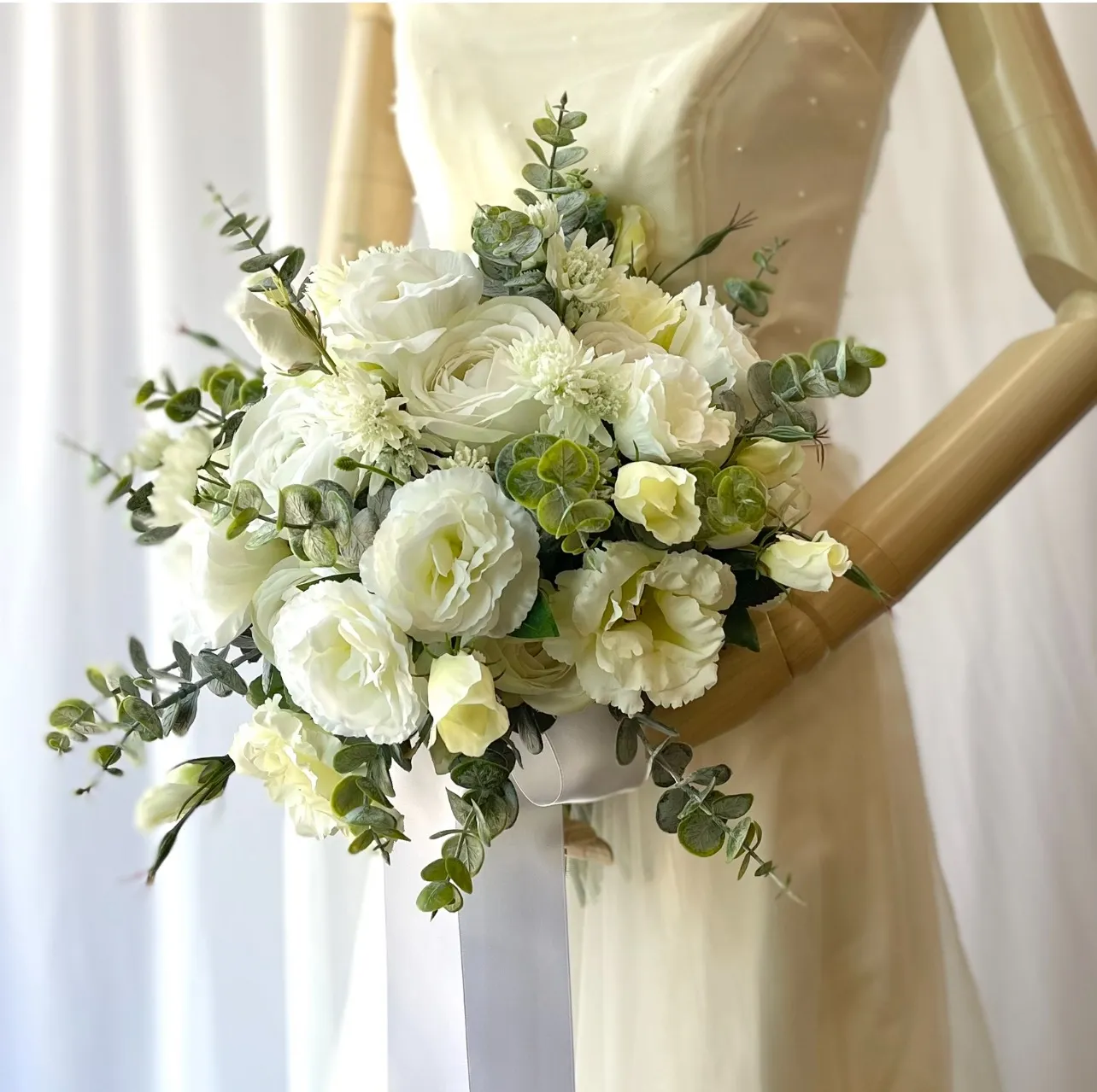 ローズ・トルコキキョウ・ユーカリのクラッチブーケ