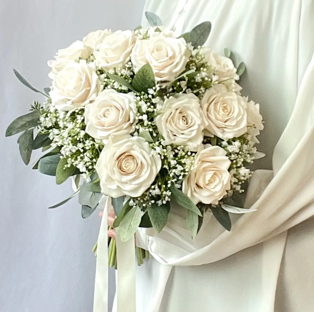 アイボリーローズとユーカリのクラッチラウンドブーケ