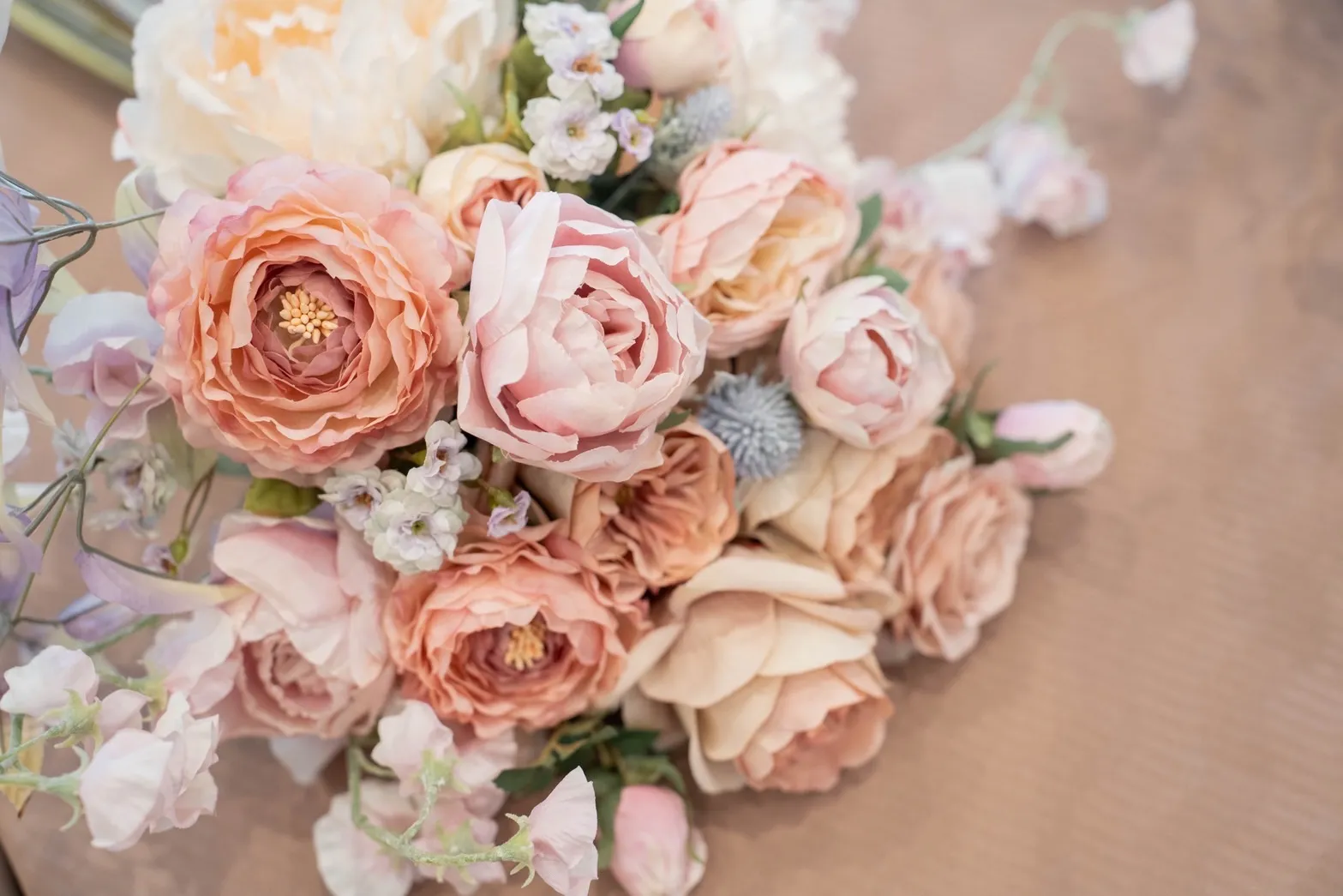 ブラウンベージュ×ピンク　クラッチブーケ