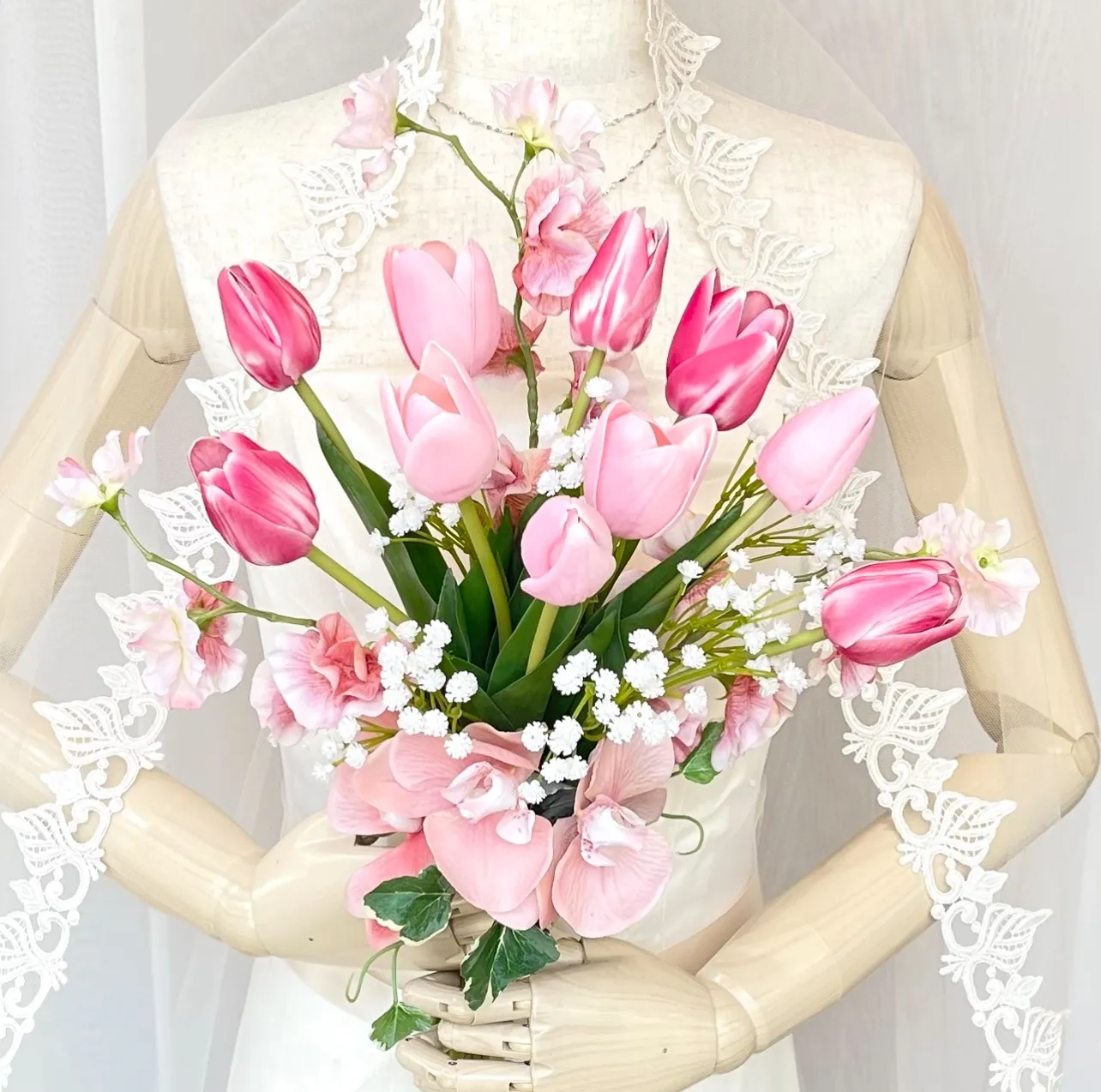 チューリップとカスミソウのクラッチブーケ