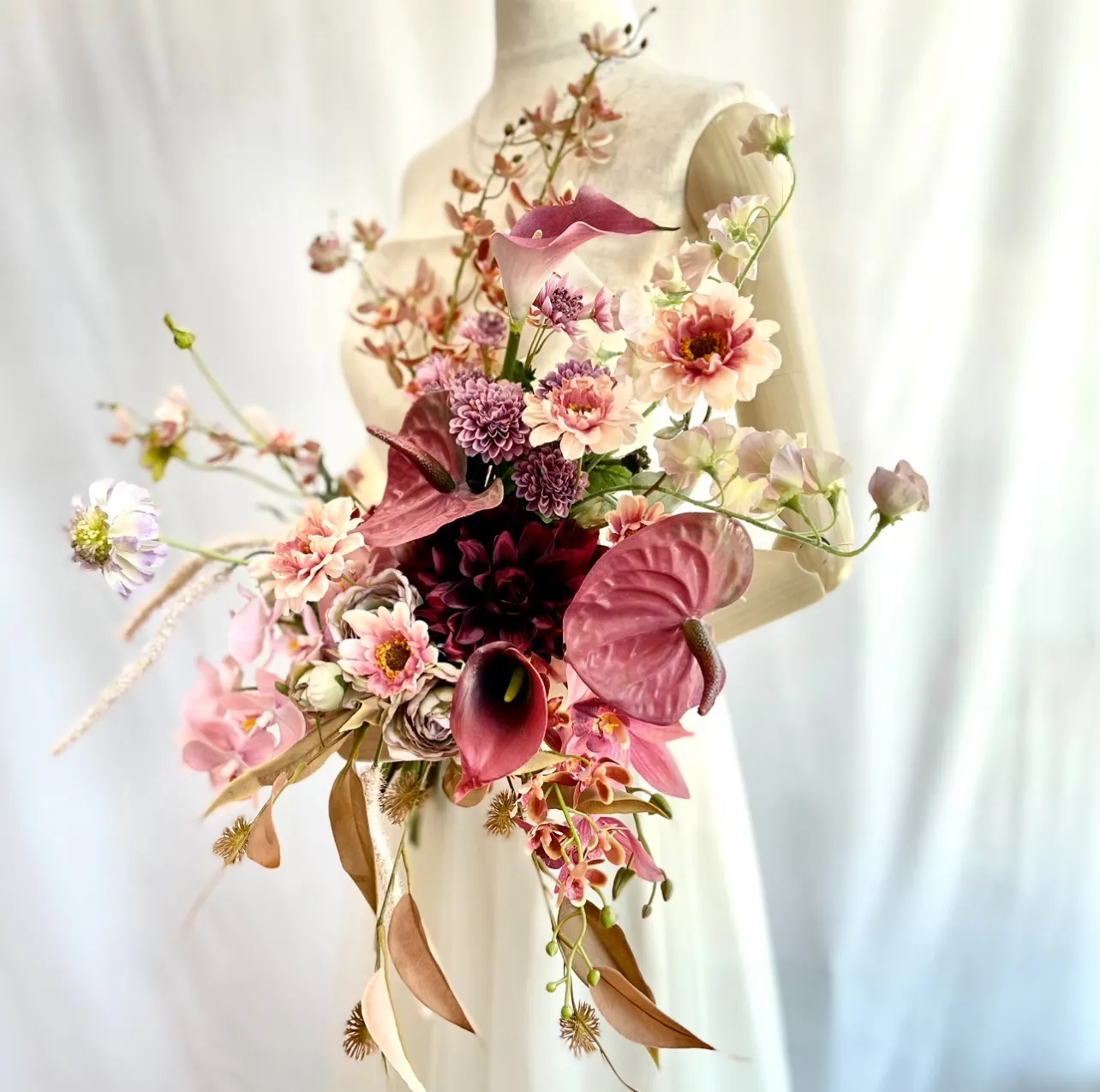 アンスリウム、カラー、ダリアの秋色ブーケ