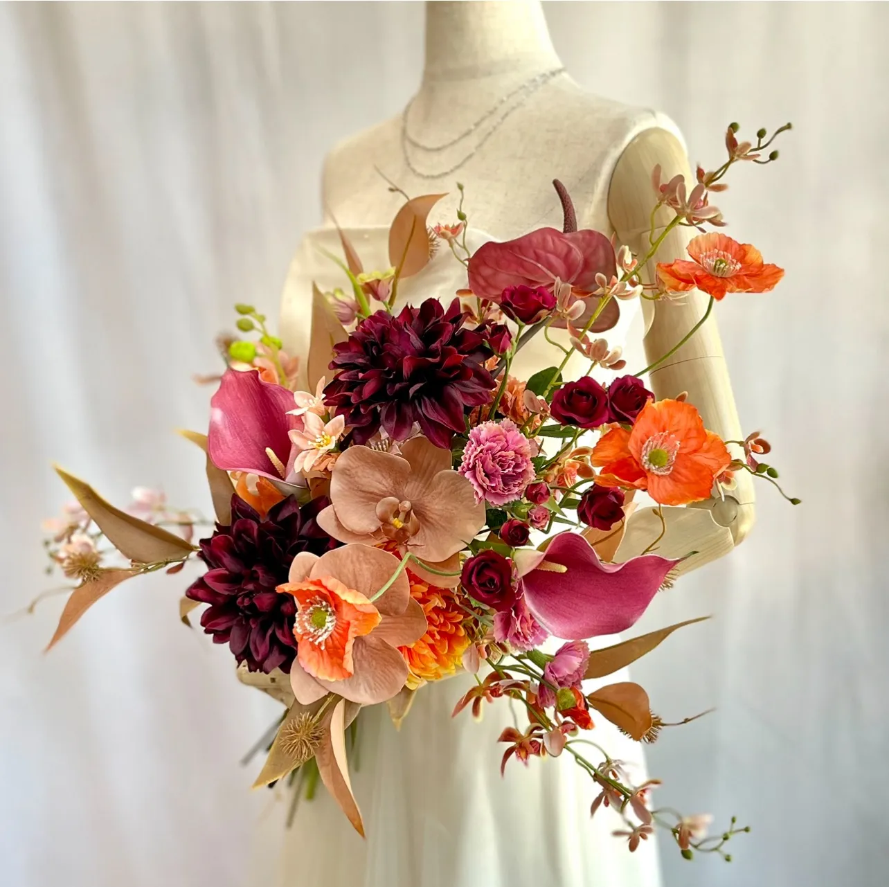 ダリア、胡蝶蘭、アンスリウムの秋色ブーケ