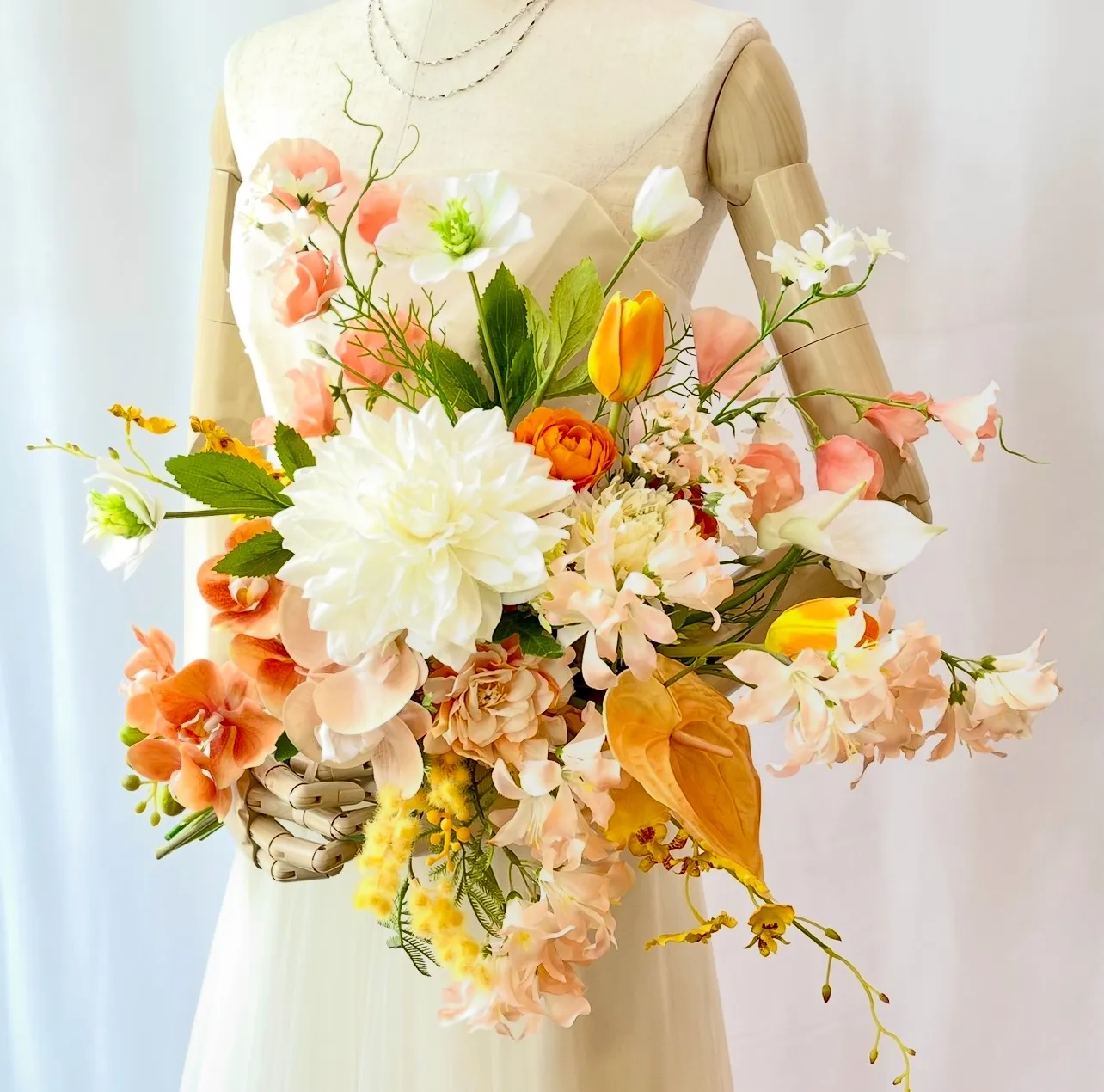 大輪ダリア　ホワイト×オレンジのブーケ