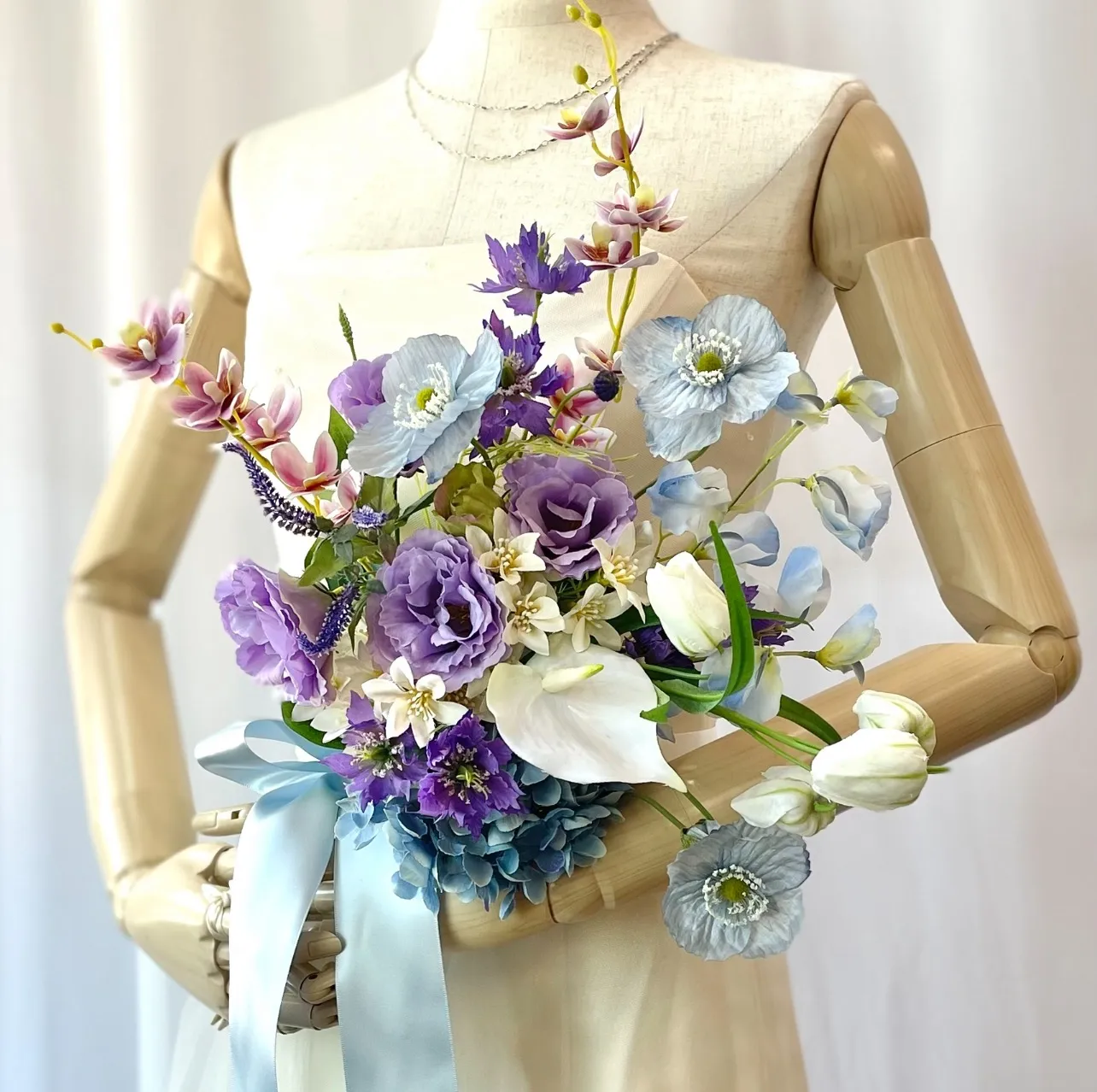 くすみブルー×パープルのクラッチブーケ