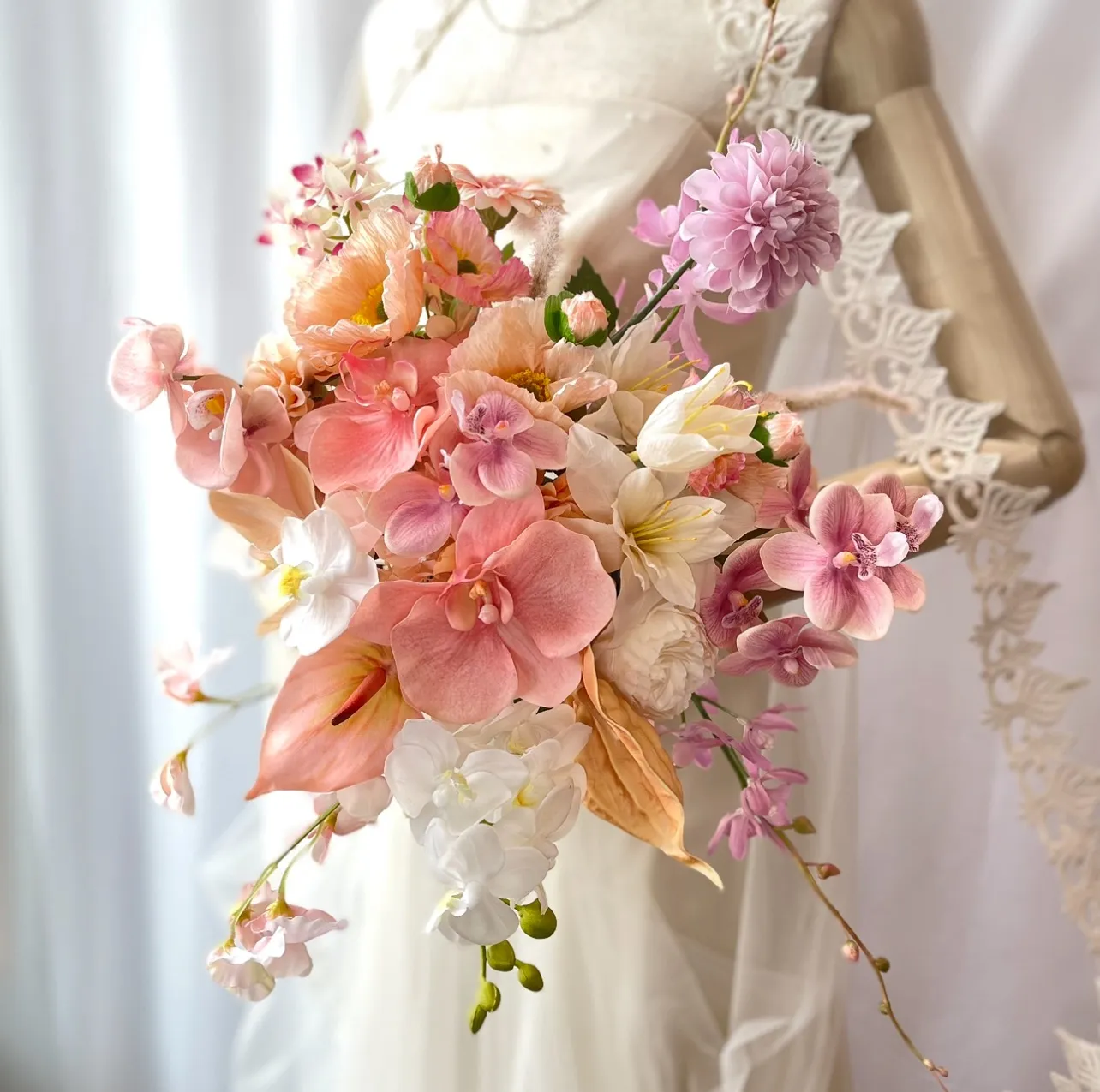 ピンク　胡蝶蘭たっぷりのクラッチブーケ