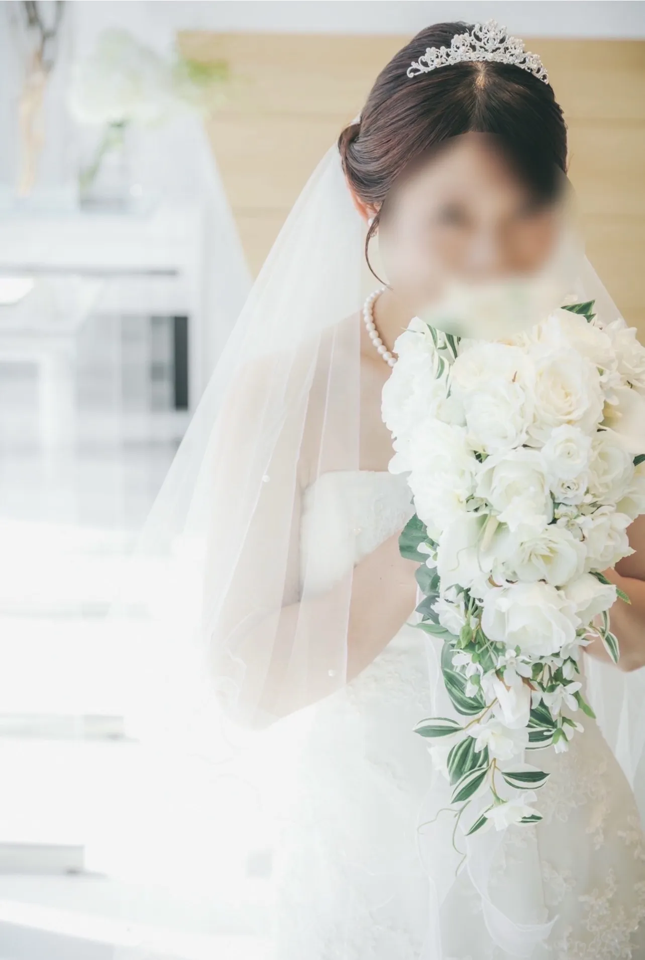 ホワイトローズとホワイトスターのキャスケードブーケ