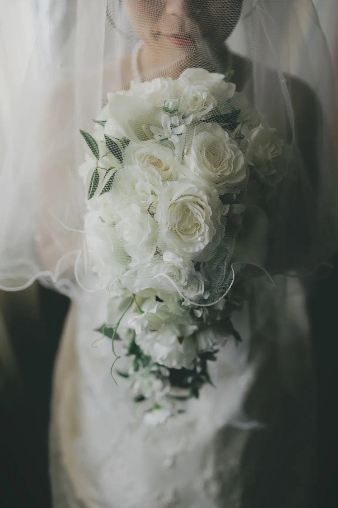 ホワイトローズとホワイトスターのキャスケードブーケ