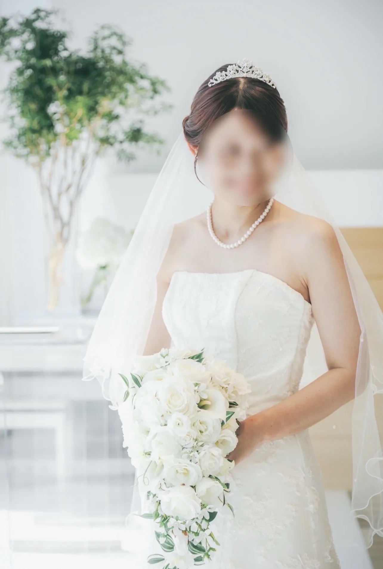 ホワイトローズとホワイトスターのキャスケードブーケ