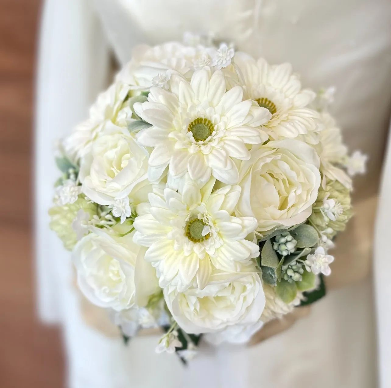 ガーベラとローズのラウンドブーケ