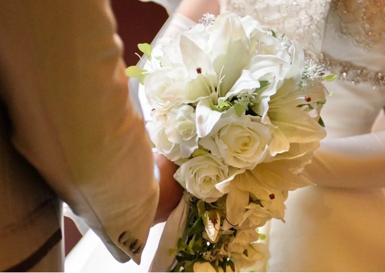 カサブランカとホワイトローズの  キャスケードブーケ