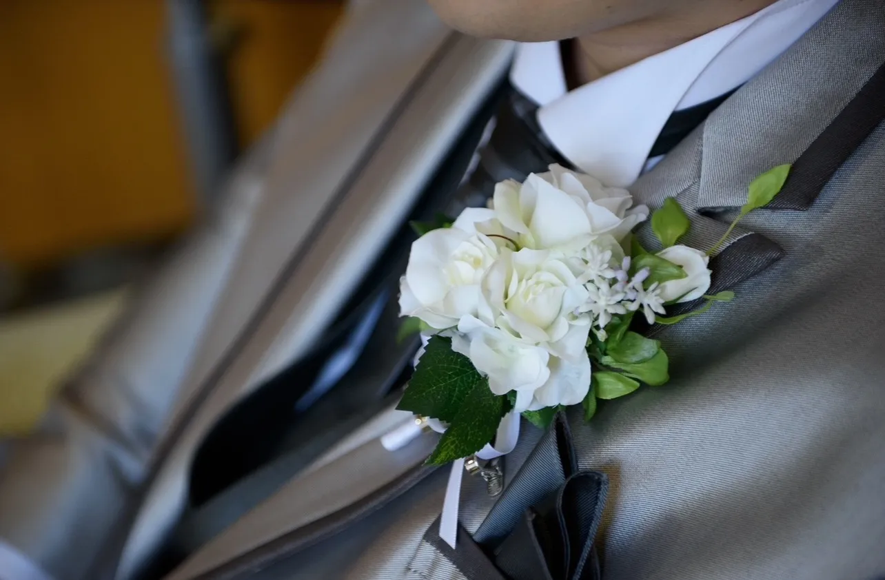 カサブランカとホワイトローズの  キャスケードブーケ