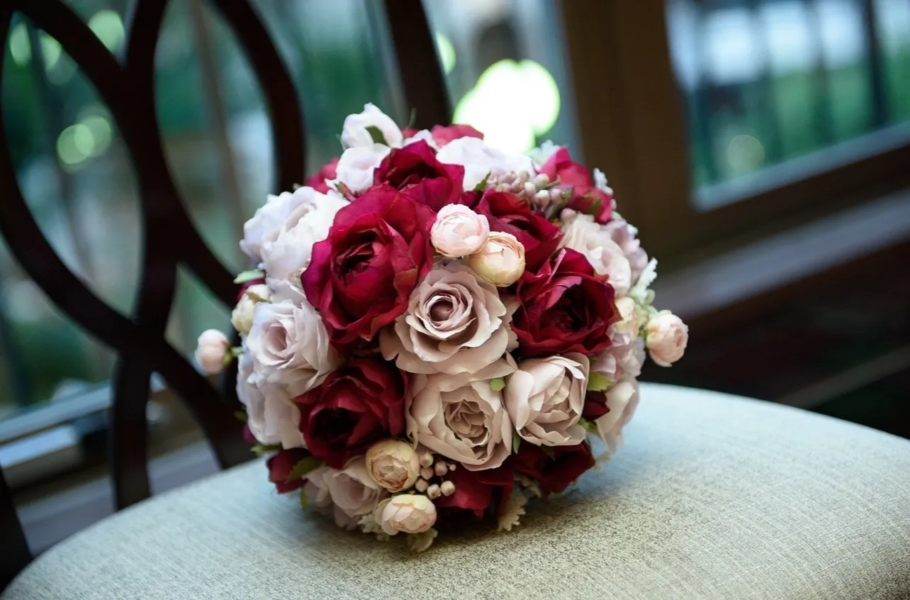 ワインレッド×アイボリー　ラウンドブーケ