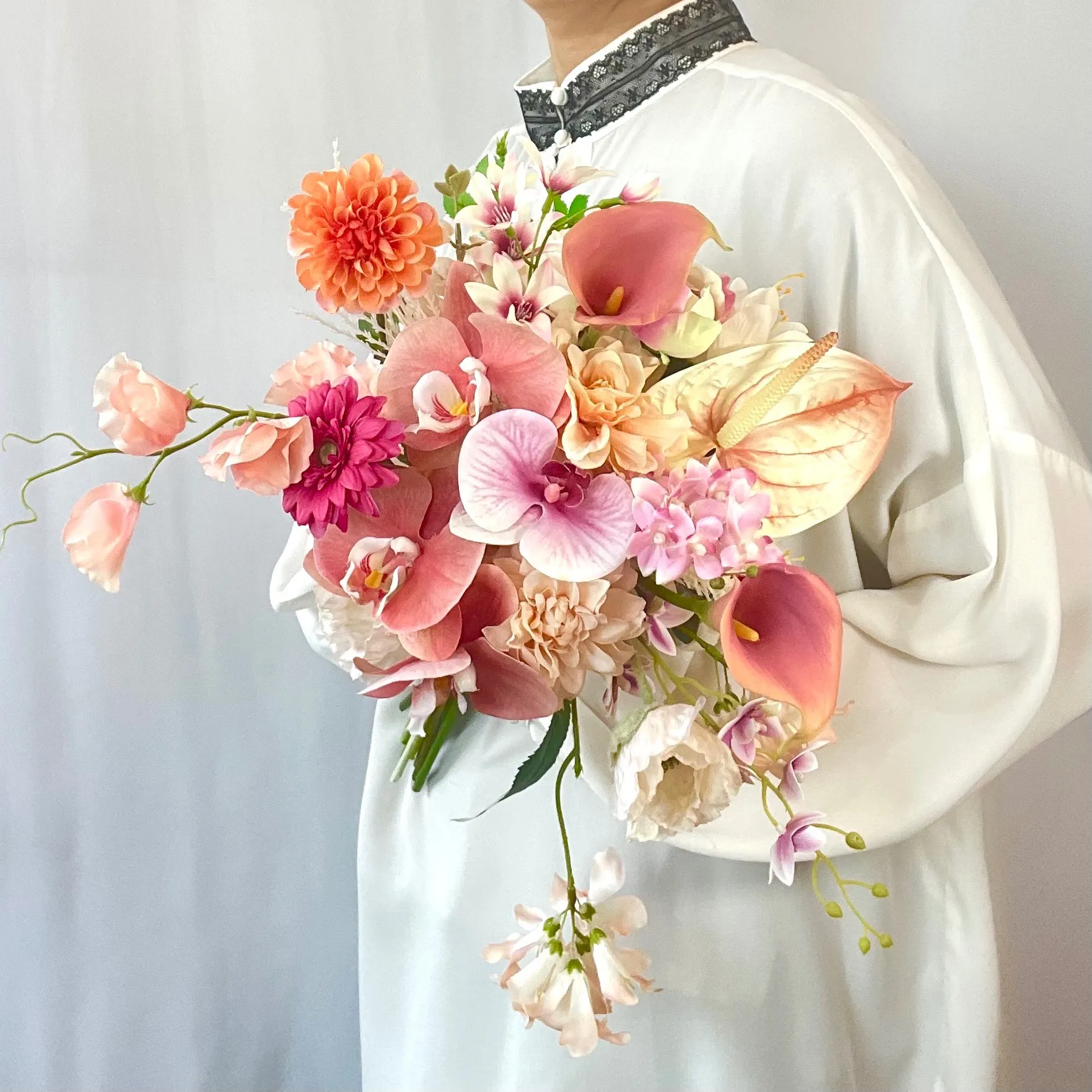 胡蝶蘭、スイトピー、カラー　クラッチブーケ