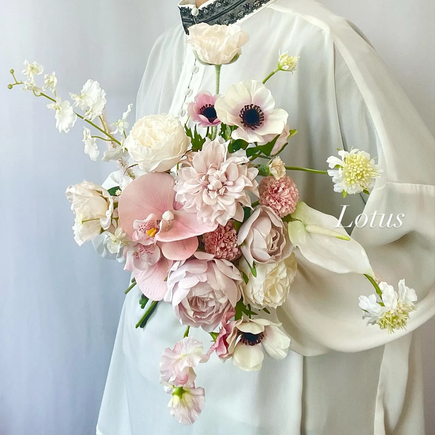 くすみピンク×ホワイトクラッチブーケ