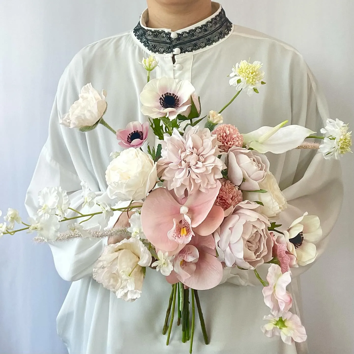 くすみピンク×ホワイトクラッチブーケ