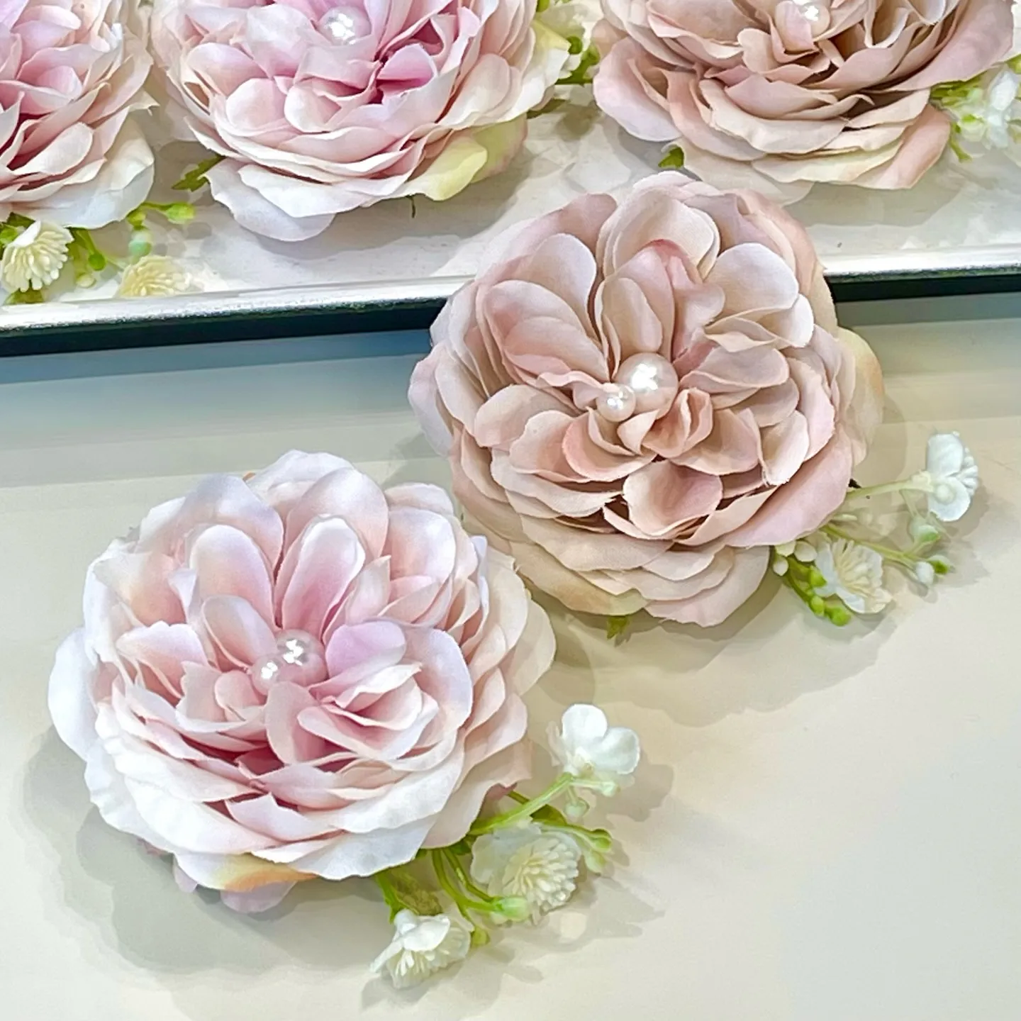 ふんわり花びらのローズコサージュ。