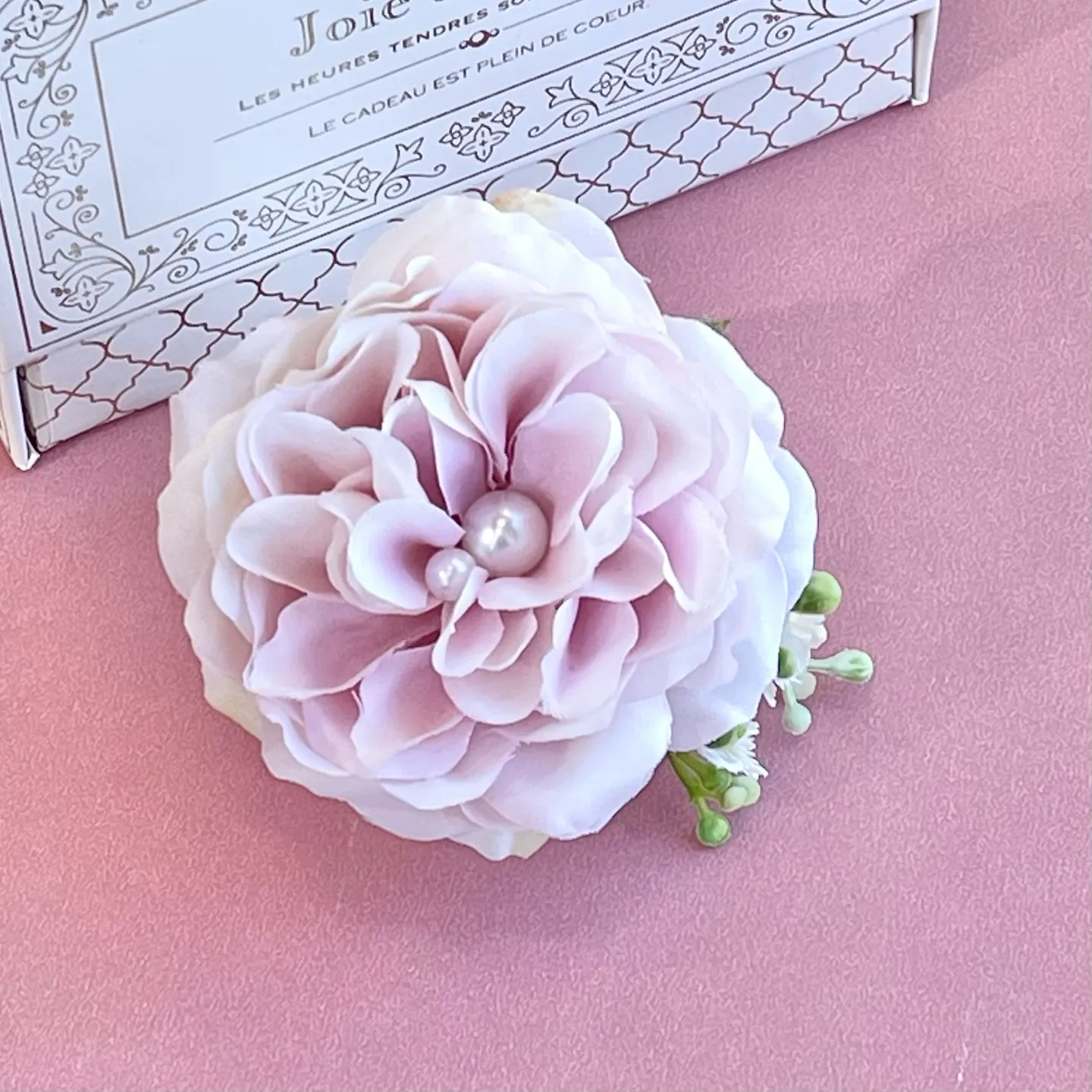 ふんわり花びらのローズコサージュ。