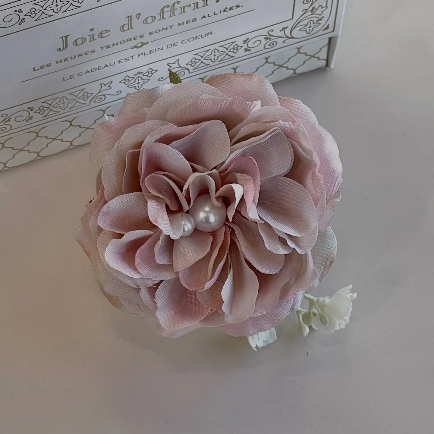 ふんわり花びらのローズコサージュ。