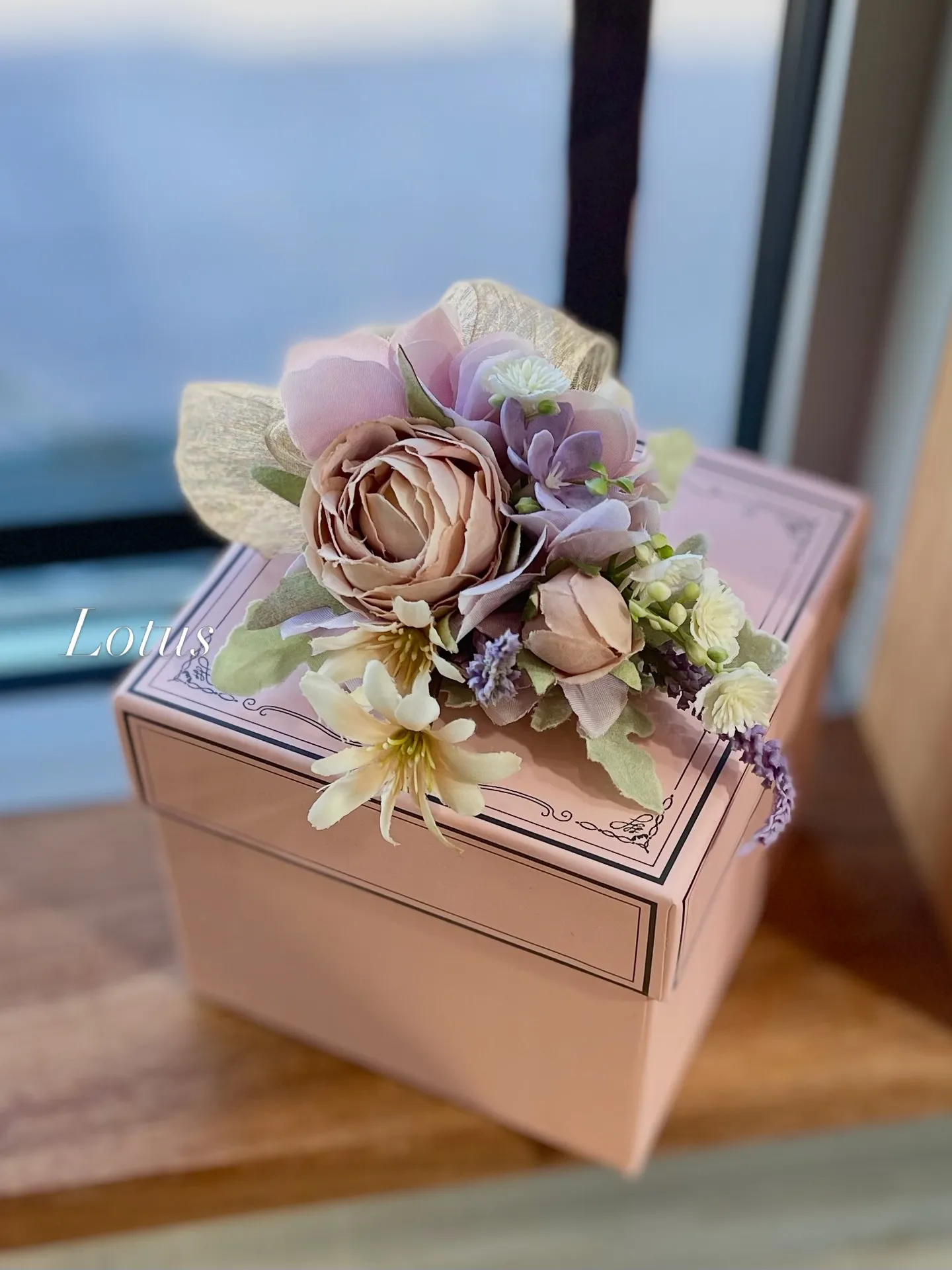 アンティークカラーのフラワーコサージュ