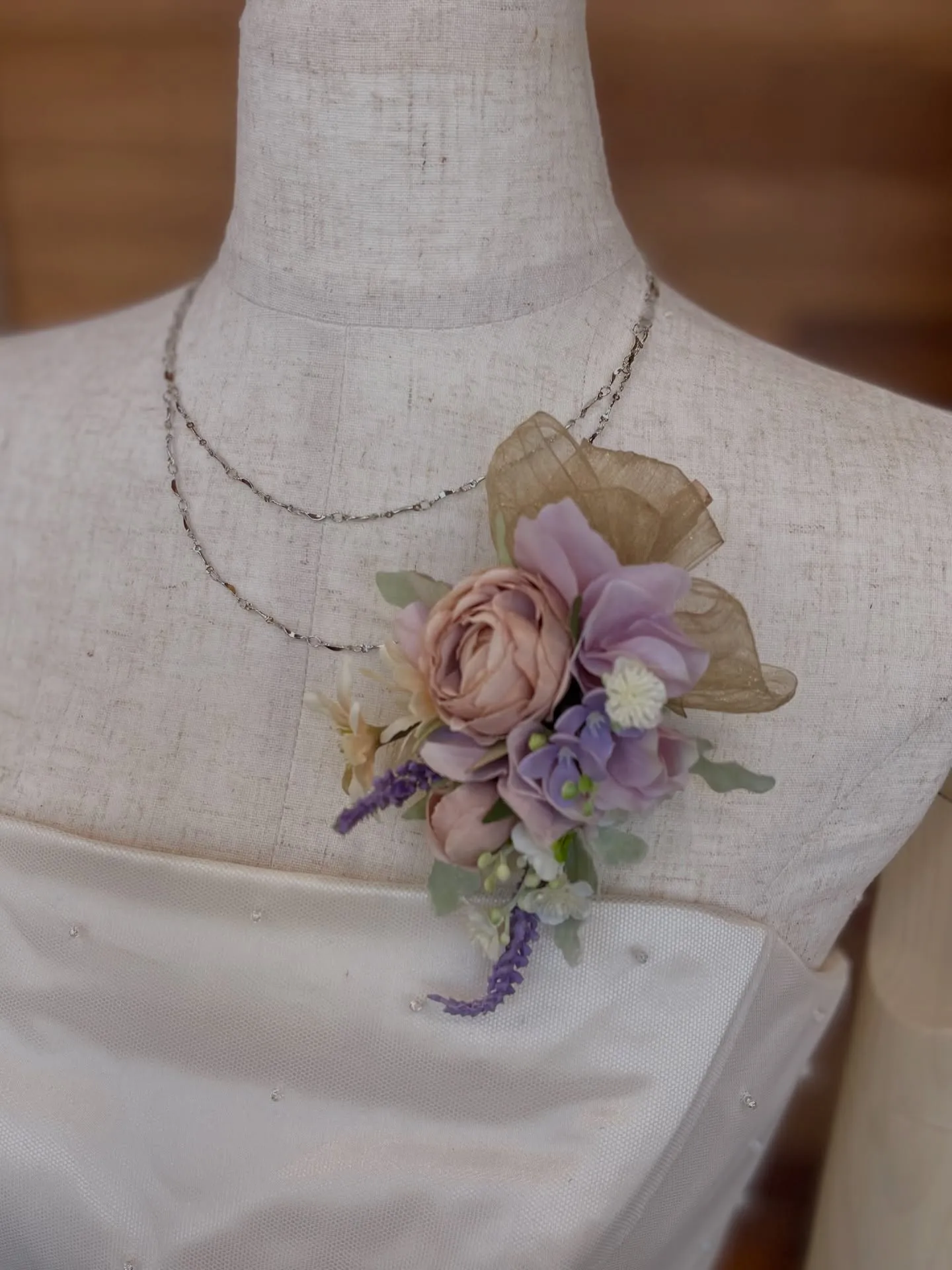 アンティークカラーのフラワーコサージュ