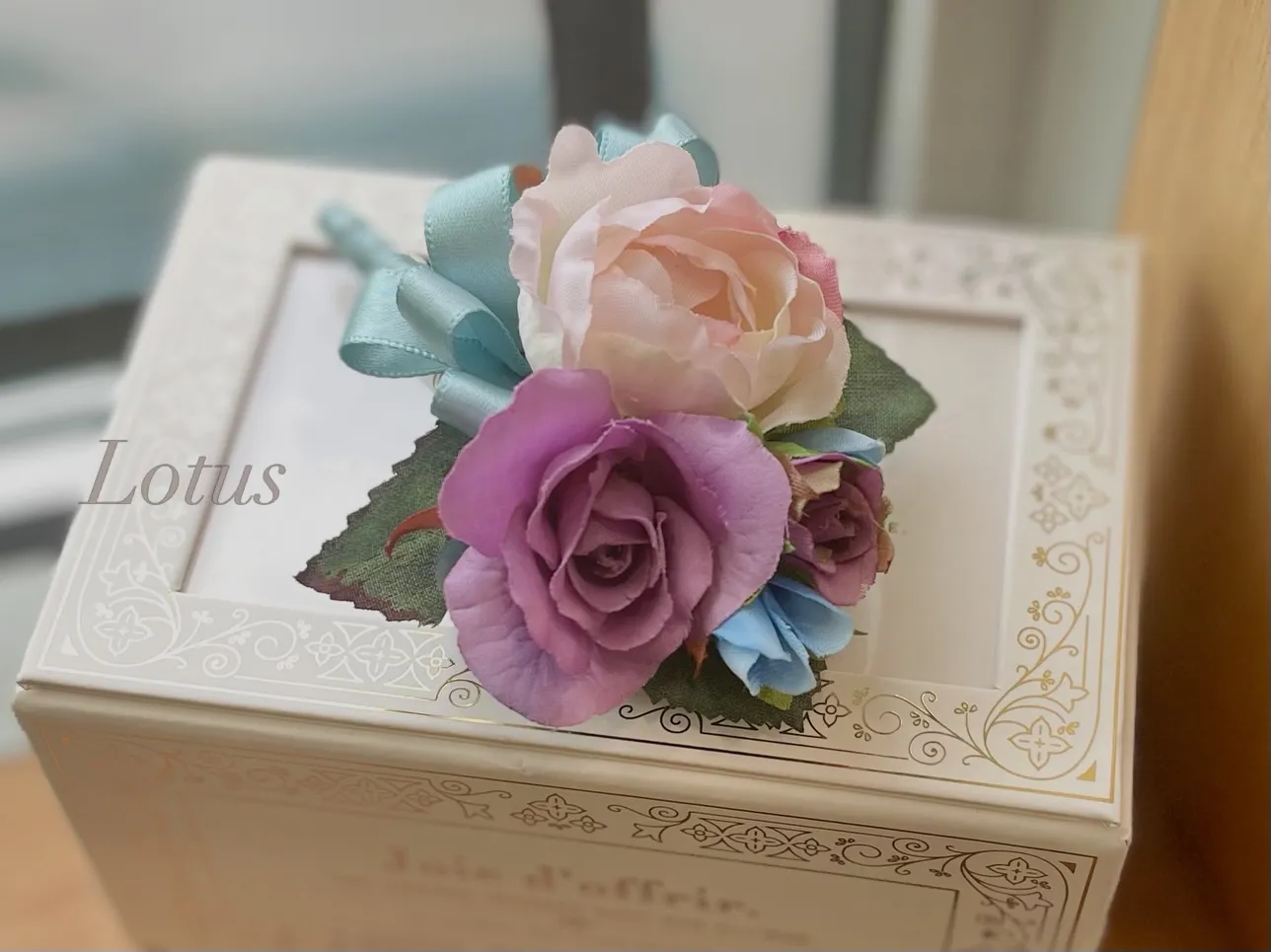 胸元に、小さな魔法を。