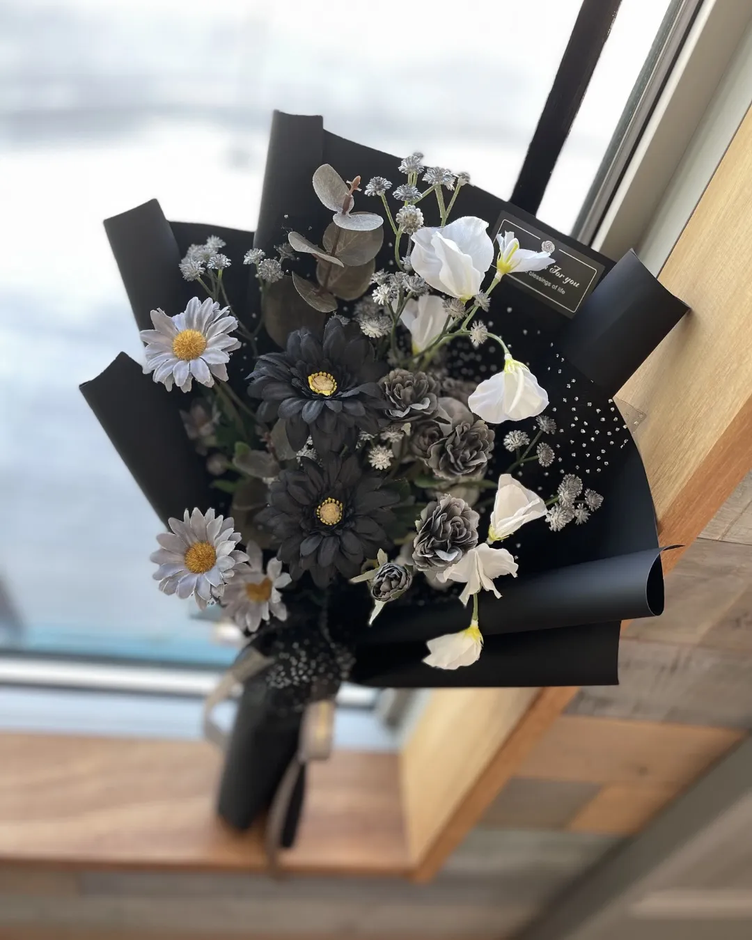 卒業式、周りと差をつけるなら「黒」の花束。