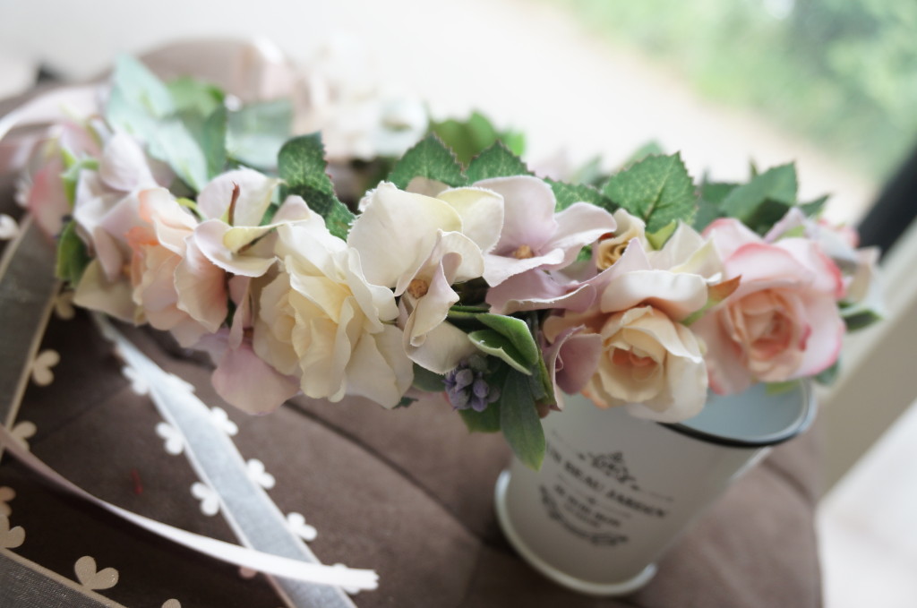 ベージュ〜淡いピンク＆パープル　ベリーとミニバラの花冠