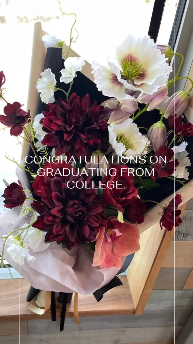 深みのあるボルドーに、やさしいホワイトを添えて。